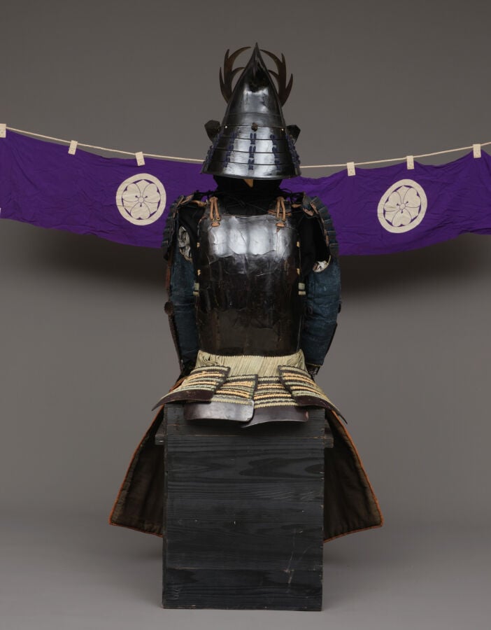 JAPON.- XIXe siècle. - ARMURE japonaise laquée noire (yoroi) (kuro'urushinuri n…
