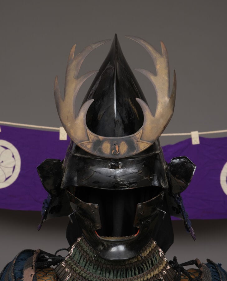 JAPON.- XIXe siècle. - ARMURE japonaise laquée noire (yoroi) (kuro'urushinuri n…