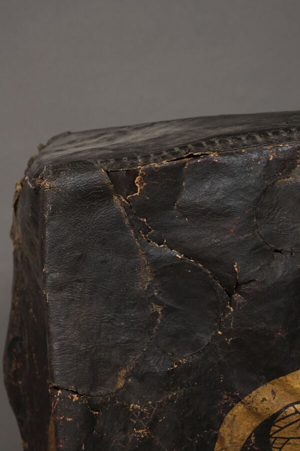 JAPON - XIXème - PROTECTION en cuir noir pour boîte de rangement d'armure yoroi…