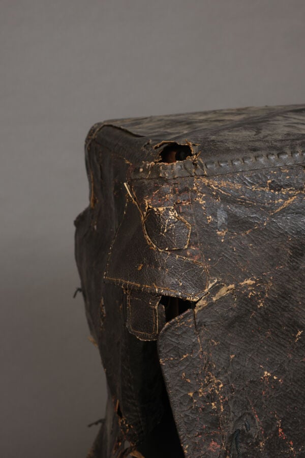JAPON - XIXème - PROTECTION en cuir noir pour boîte de rangement d'armure yoroi…
