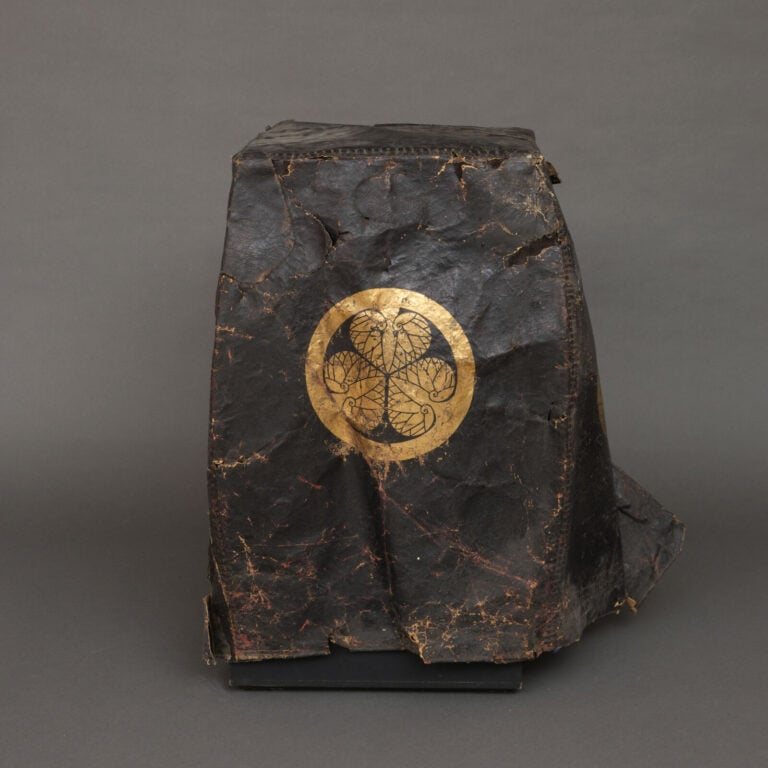 JAPON - XIXème - PROTECTION en cuir noir pour boîte de rangement d'armure yoroi…