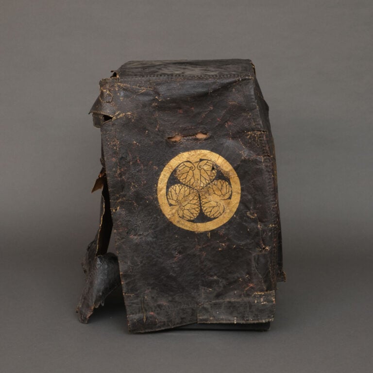 JAPON - XIXème - PROTECTION en cuir noir pour boîte de rangement d'armure yoroi…