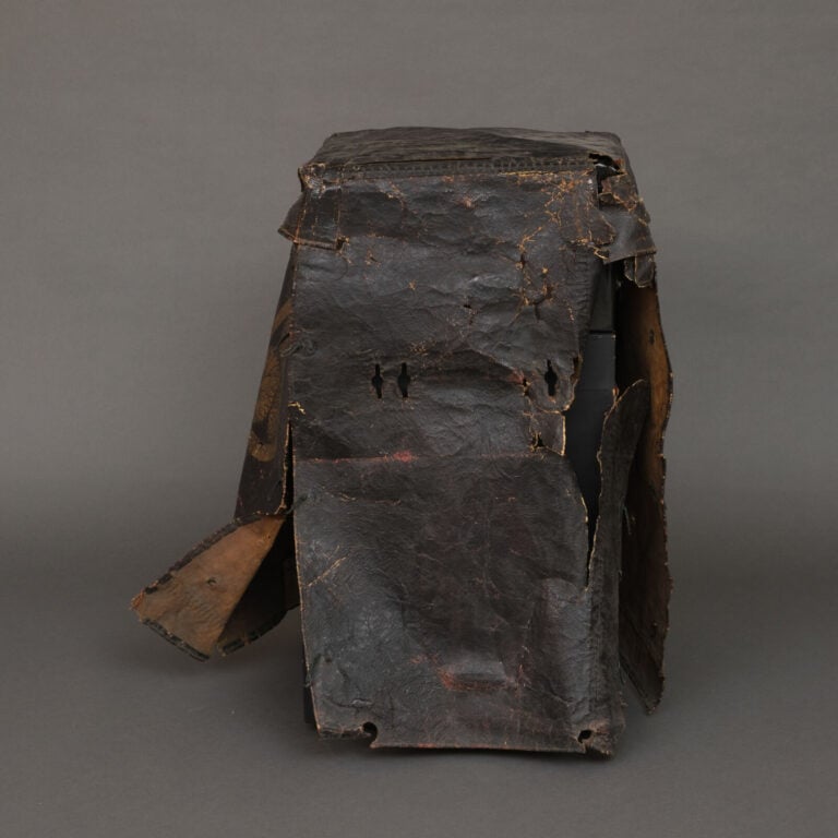 JAPON - XIXème - PROTECTION en cuir noir pour boîte de rangement d'armure yoroi…