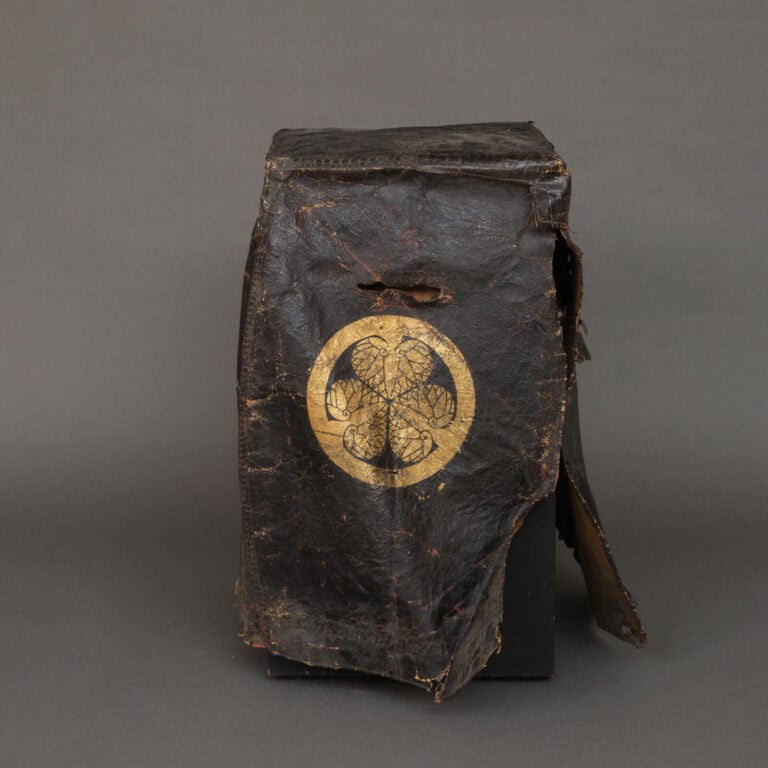 JAPON - XIXème - PROTECTION en cuir noir pour boîte de rangement d'armure yoroi…