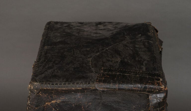 JAPON - XIXème - PROTECTION en cuir noir pour boîte de rangement d'armure yoroi…