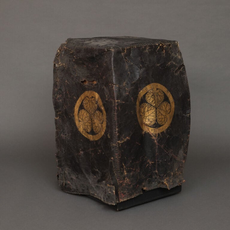 JAPON - XIXème - PROTECTION en cuir noir pour boîte de rangement d'armure yoroi…