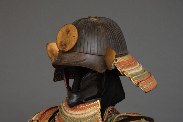 JAPON - XIXème siècle - ARMURE japonaise complète laquée noir et or (yoroi), la…
