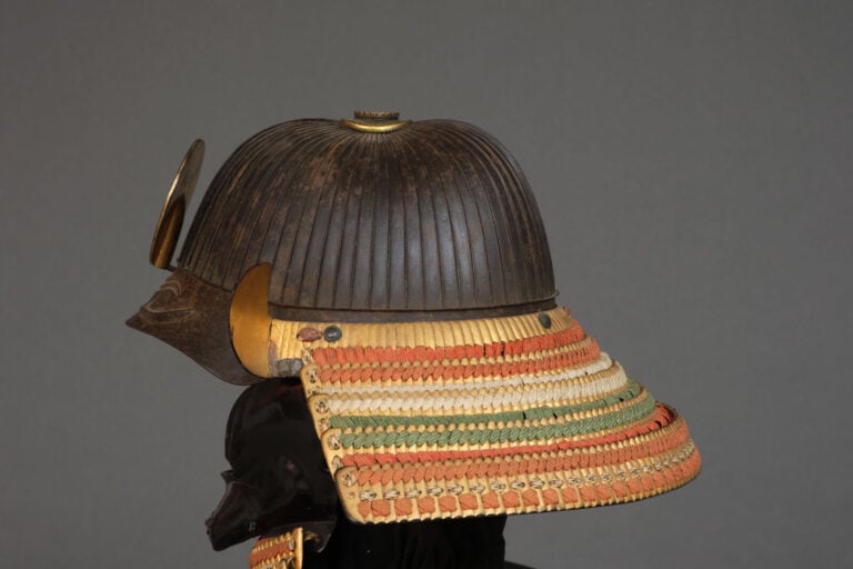 JAPON - XIXème siècle - ARMURE japonaise complète laquée noir et or (yoroi), la…