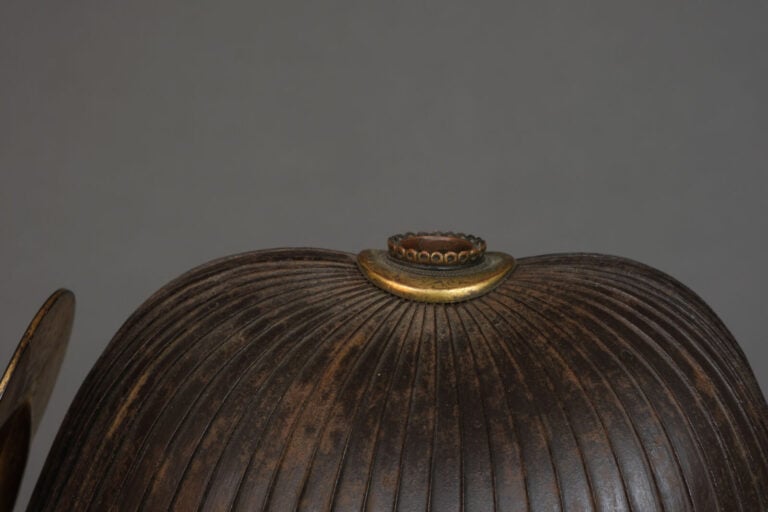JAPON - XIXème siècle - ARMURE japonaise complète laquée noir et or (yoroi), la…