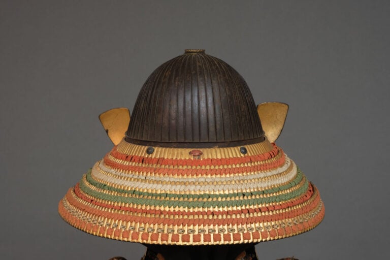 JAPON - XIXème siècle - ARMURE japonaise complète laquée noir et or (yoroi), la…