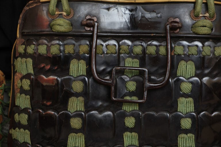 JAPON - XIXème siècle - ARMURE japonaise complète laquée noir et or (yoroi), la…