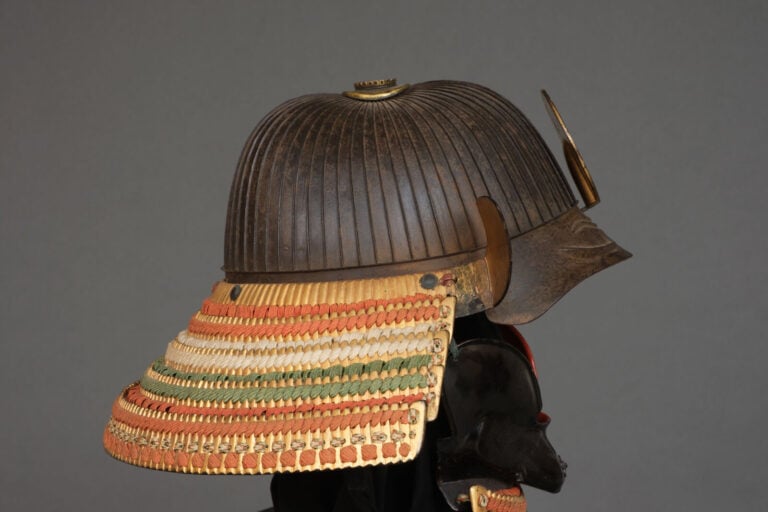 JAPON - XIXème siècle - ARMURE japonaise complète laquée noir et or (yoroi), la…