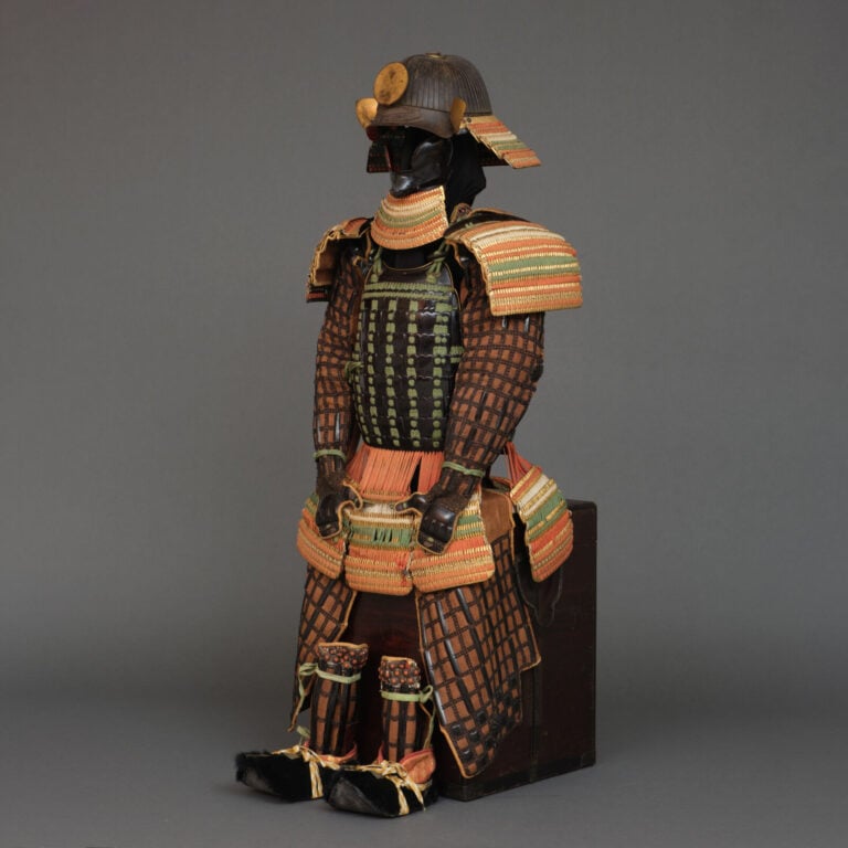 JAPON - XIXème siècle - ARMURE japonaise complète laquée noir et or (yoroi), la…