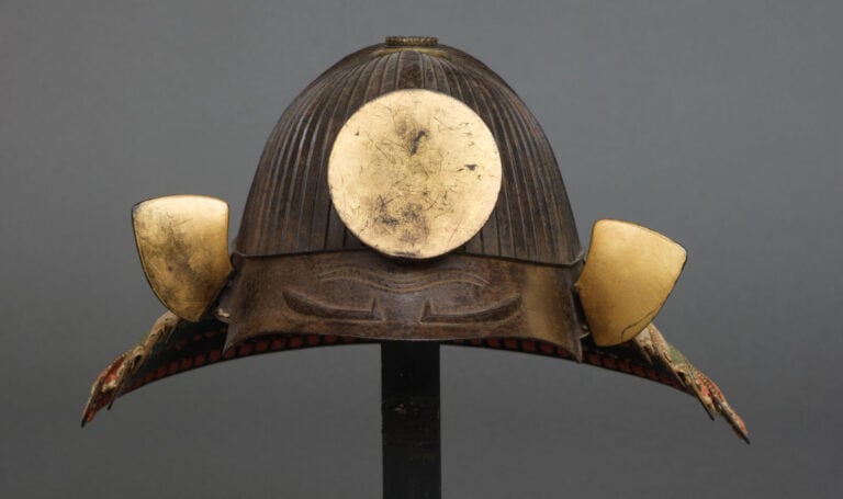JAPON - XIXème siècle - ARMURE japonaise complète laquée noir et or (yoroi), la…