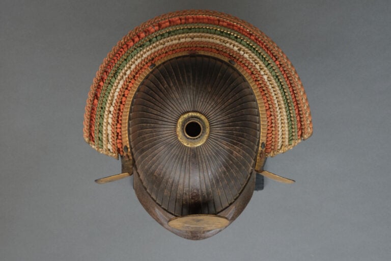 JAPON - XIXème siècle - ARMURE japonaise complète laquée noir et or (yoroi), la…