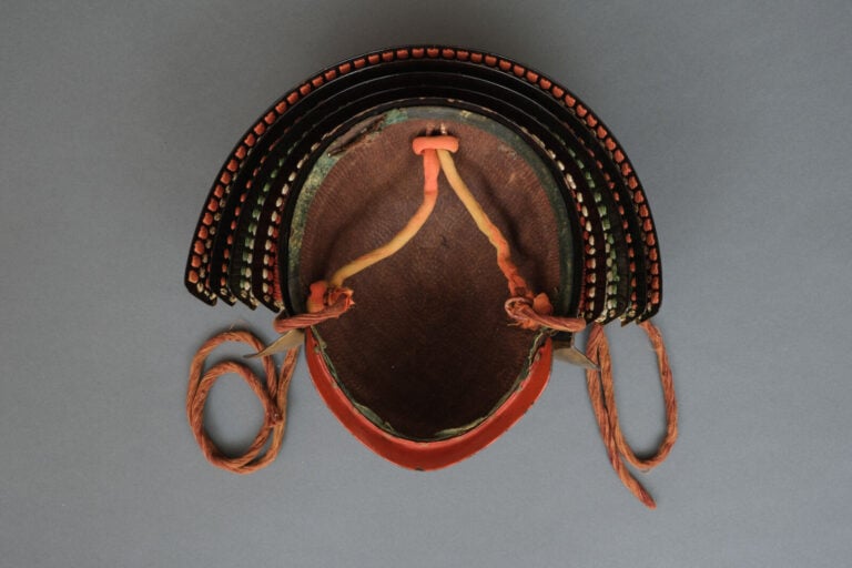 JAPON - XIXème siècle - ARMURE japonaise complète laquée noir et or (yoroi), la…