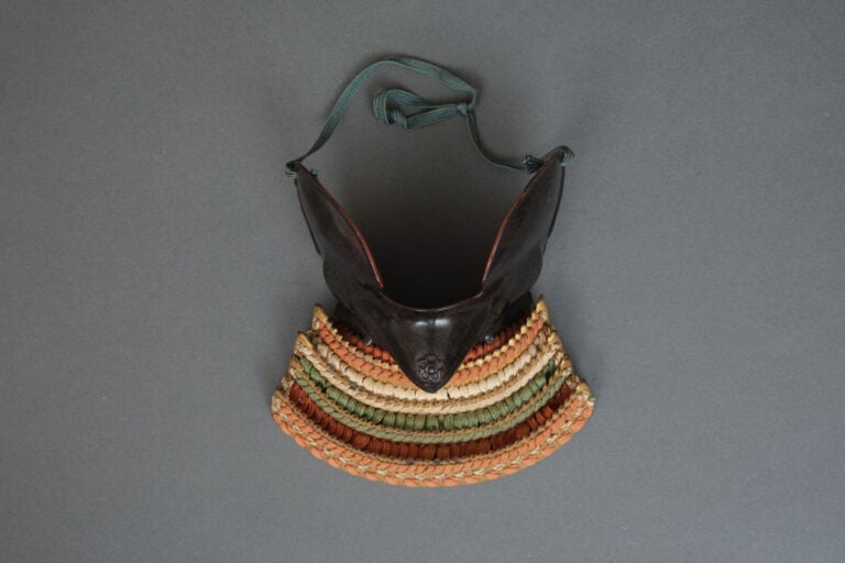 JAPON - XIXème siècle - ARMURE japonaise complète laquée noir et or (yoroi), la…