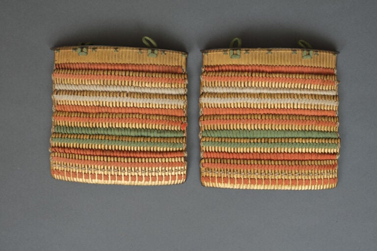 JAPON - XIXème siècle - ARMURE japonaise complète laquée noir et or (yoroi), la…