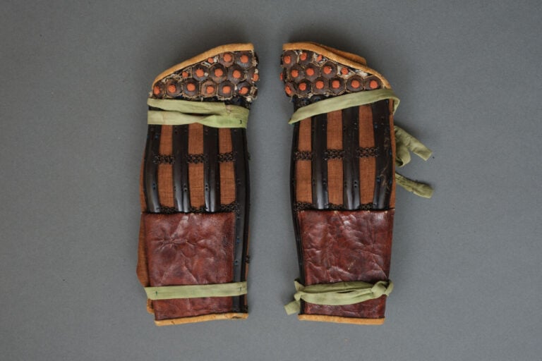 JAPON - XIXème siècle - ARMURE japonaise complète laquée noir et or (yoroi), la…