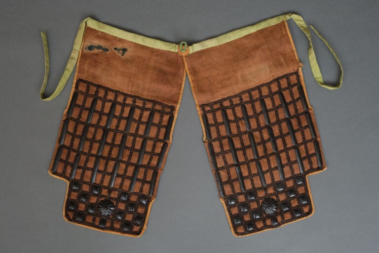 JAPON - XIXème siècle - ARMURE japonaise complète laquée noir et or (yoroi), la…