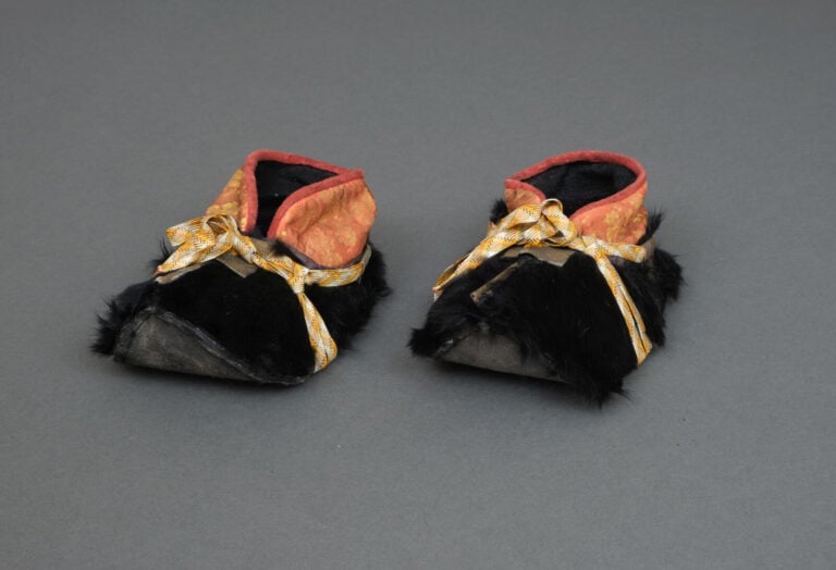 JAPON - XIXème siècle - ARMURE japonaise complète laquée noir et or (yoroi), la…