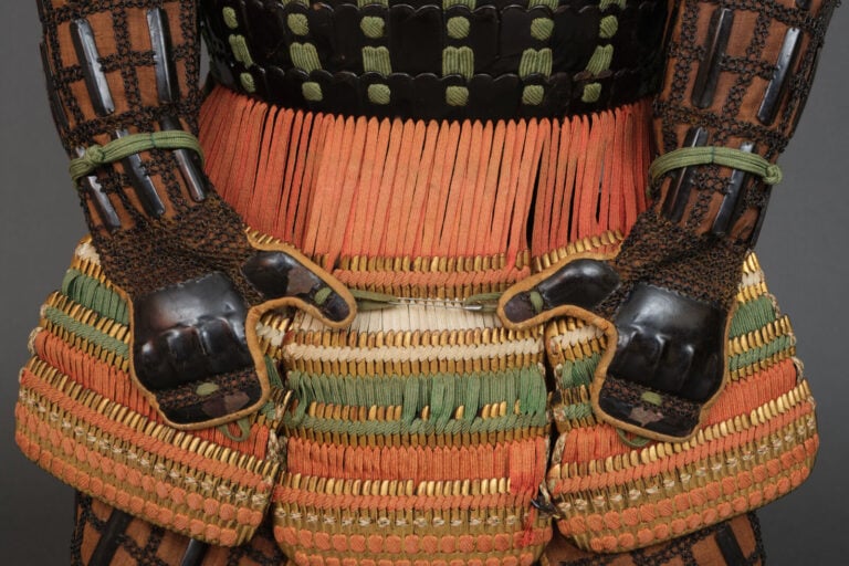 JAPON - XIXème siècle - ARMURE japonaise complète laquée noir et or (yoroi), la…