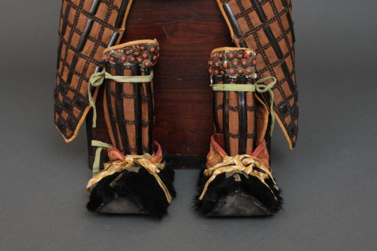 JAPON - XIXème siècle - ARMURE japonaise complète laquée noir et or (yoroi), la…