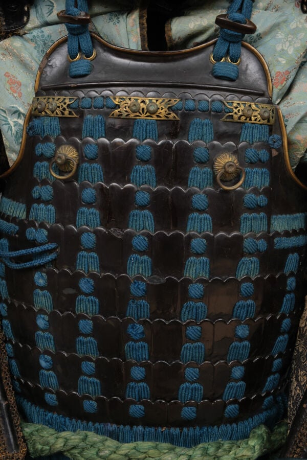 JAPON - XIXème siècle - ARMURE japonaise laquée noire (yoroi), lacée de cordons…