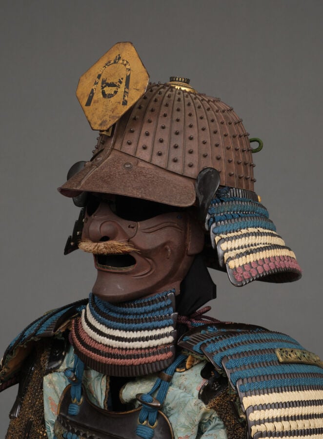 JAPON - XIXème siècle - ARMURE japonaise laquée noire (yoroi), lacée de cordons…