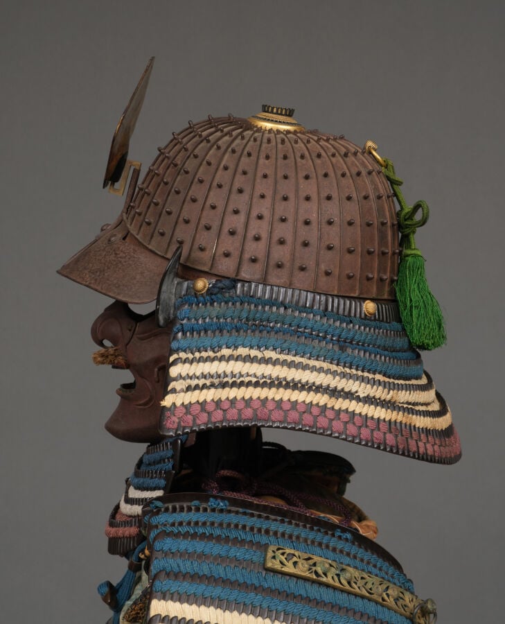 JAPON - XIXème siècle - ARMURE japonaise laquée noire (yoroi), lacée de cordons…