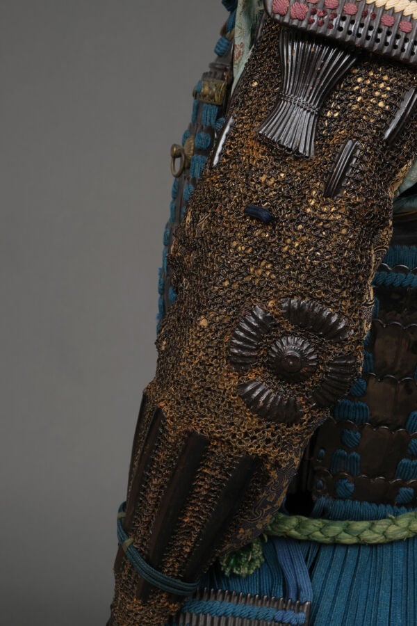 JAPON - XIXème siècle - ARMURE japonaise laquée noire (yoroi), lacée de cordons…
