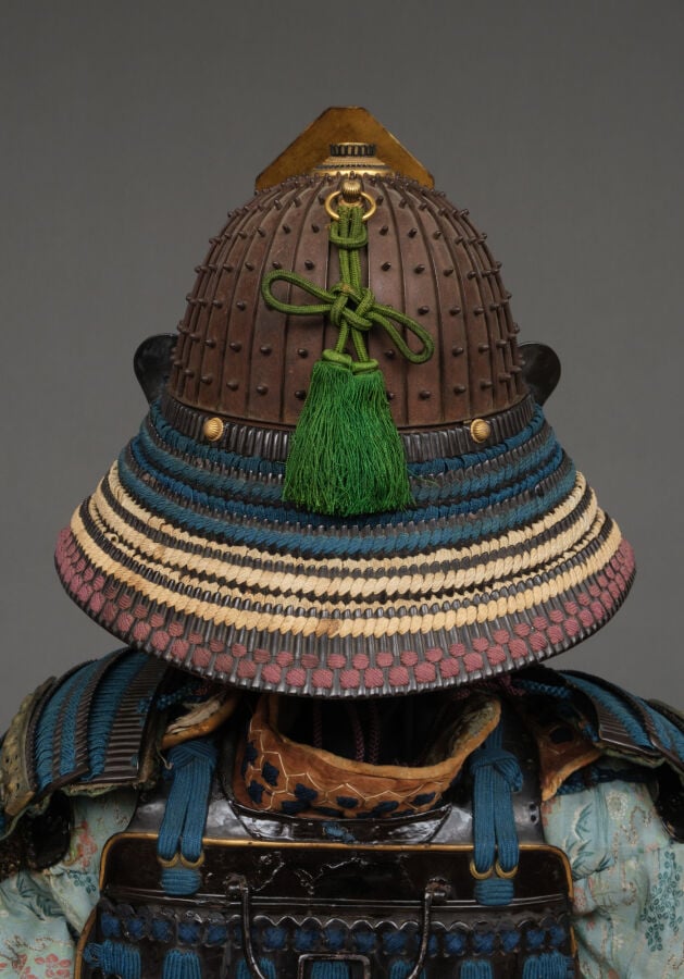 JAPON - XIXème siècle - ARMURE japonaise laquée noire (yoroi), lacée de cordons…