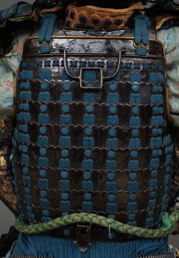 JAPON - XIXème siècle - ARMURE japonaise laquée noire (yoroi), lacée de cordons…
