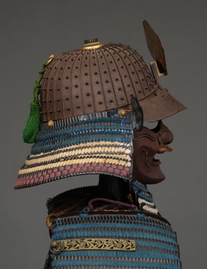 JAPON - XIXème siècle - ARMURE japonaise laquée noire (yoroi), lacée de cordons…