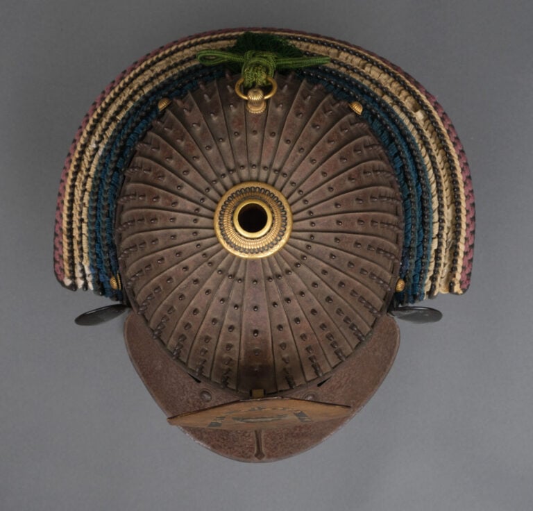 JAPON - XIXème siècle - ARMURE japonaise laquée noire (yoroi), lacée de cordons…