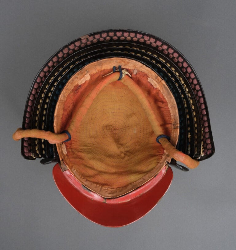 JAPON - XIXème siècle - ARMURE japonaise laquée noire (yoroi), lacée de cordons…