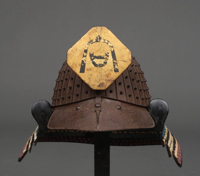 JAPON - XIXème siècle - ARMURE japonaise laquée noire (yoroi), lacée de cordons…