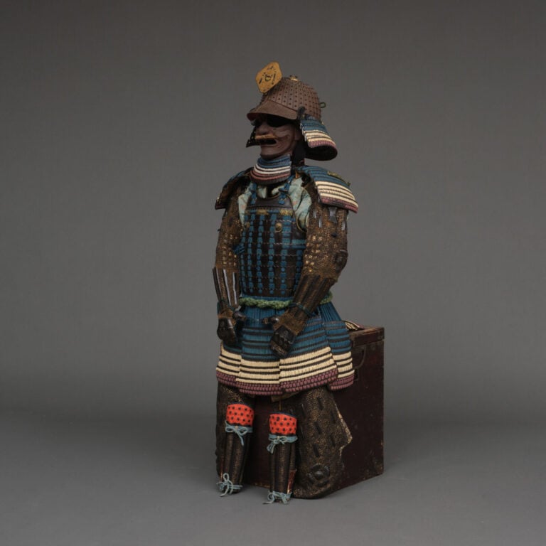 JAPON - XIXème siècle - ARMURE japonaise laquée noire (yoroi), lacée de cordons…
