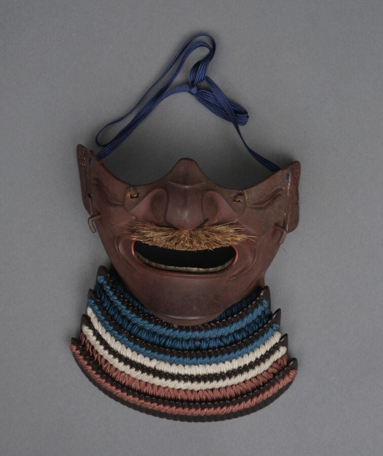 JAPON - XIXème siècle - ARMURE japonaise laquée noire (yoroi), lacée de cordons…