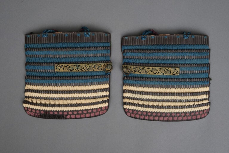 JAPON - XIXème siècle - ARMURE japonaise laquée noire (yoroi), lacée de cordons…