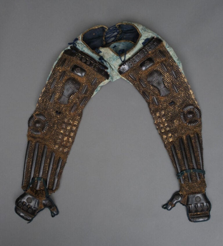 JAPON - XIXème siècle - ARMURE japonaise laquée noire (yoroi), lacée de cordons…