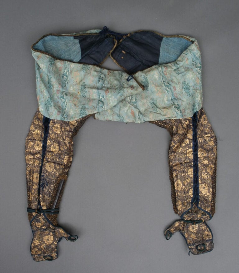 JAPON - XIXème siècle - ARMURE japonaise laquée noire (yoroi), lacée de cordons…