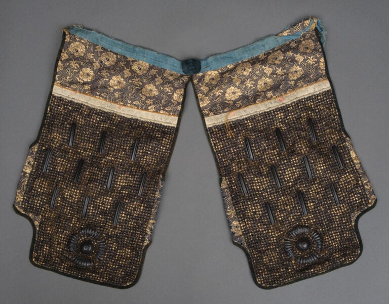 JAPON - XIXème siècle - ARMURE japonaise laquée noire (yoroi), lacée de cordons…