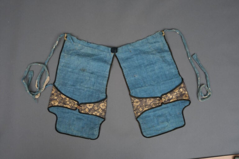 JAPON - XIXème siècle - ARMURE japonaise laquée noire (yoroi), lacée de cordons…