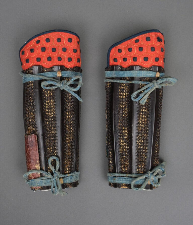 JAPON - XIXème siècle - ARMURE japonaise laquée noire (yoroi), lacée de cordons…