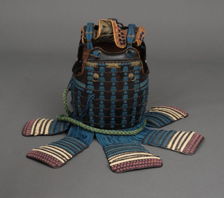 JAPON - XIXème siècle - ARMURE japonaise laquée noire (yoroi), lacée de cordons…