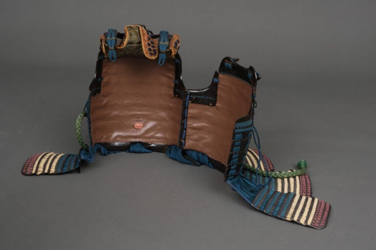 JAPON - XIXème siècle - ARMURE japonaise laquée noire (yoroi), lacée de cordons…