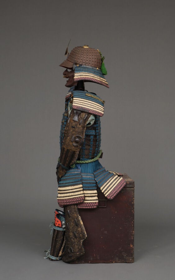 JAPON - XIXème siècle - ARMURE japonaise laquée noire (yoroi), lacée de cordons…