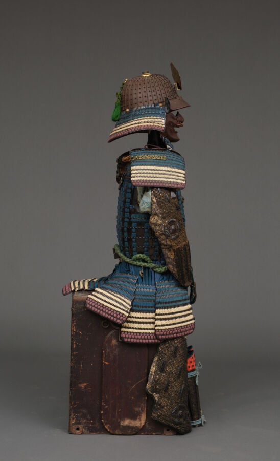 JAPON - XIXème siècle - ARMURE japonaise laquée noire (yoroi), lacée de cordons…