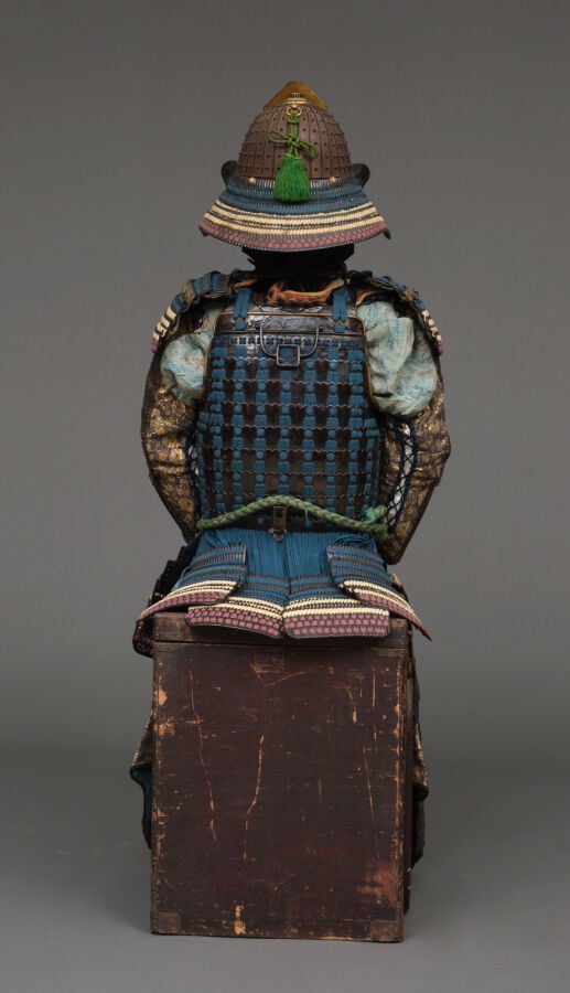 JAPON - XIXème siècle - ARMURE japonaise laquée noire (yoroi), lacée de cordons…